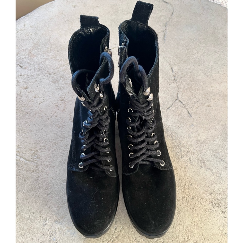 BLACK SUEDE LUG ANKLE BOOTS SIZE 9 MEDIUM…BY STEVE MADDEN…VERY GOOD CONDITION.